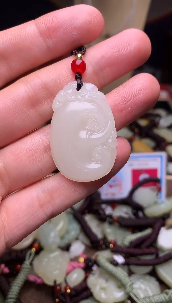 玉新疆料青海料清水吊坠