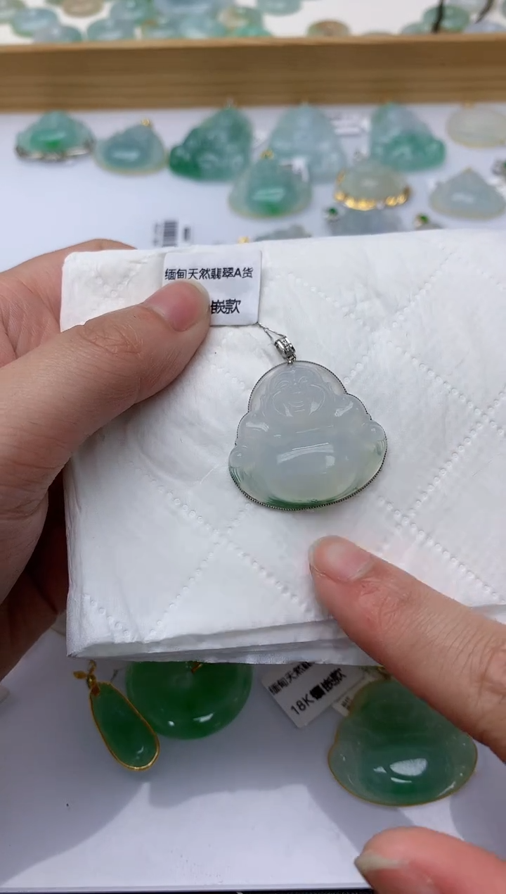 颈饰18K金镶嵌翡翠天然A货
