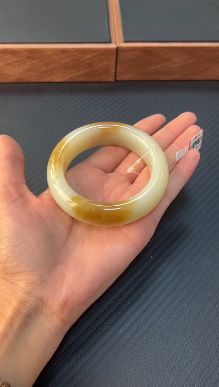 和田玉未镶嵌手镯且末金山微色差57+