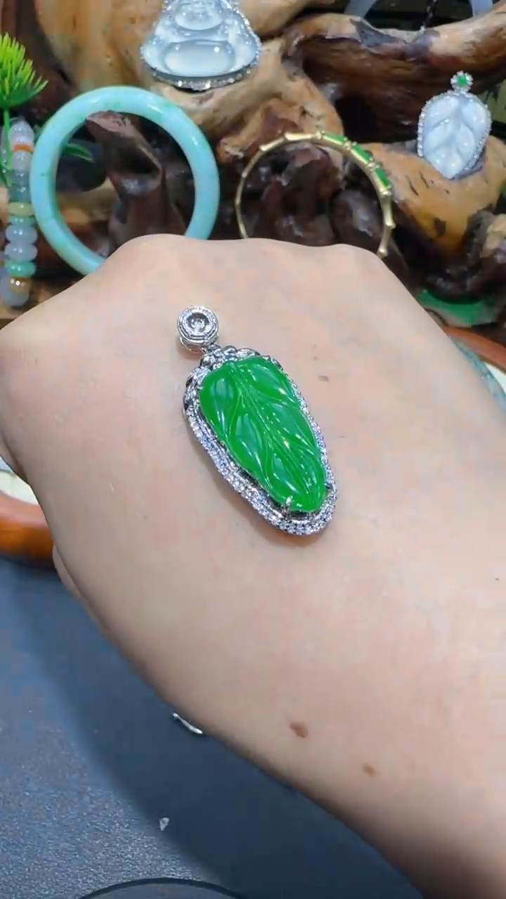 【闪购商品】翡翠颈饰18K金镶嵌吊坠