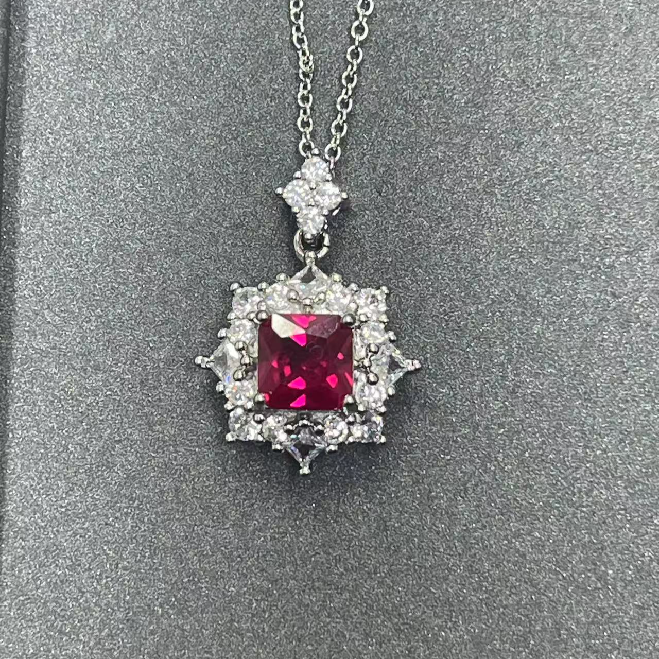 宝阁甄选红白方吊坠142