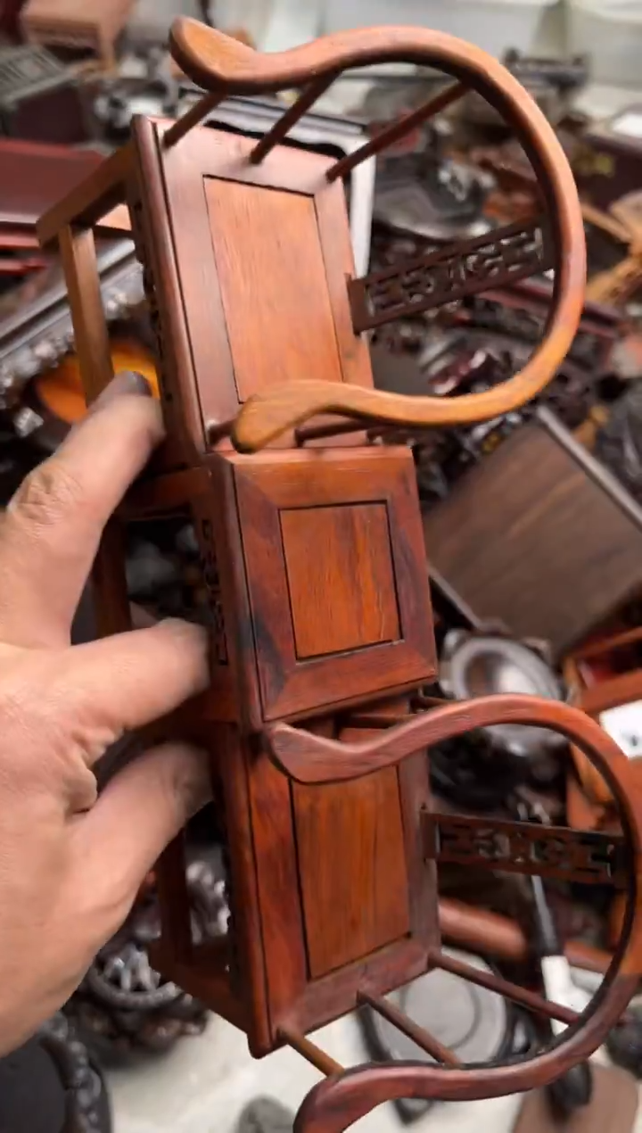 木2红酸枝一桌两椅