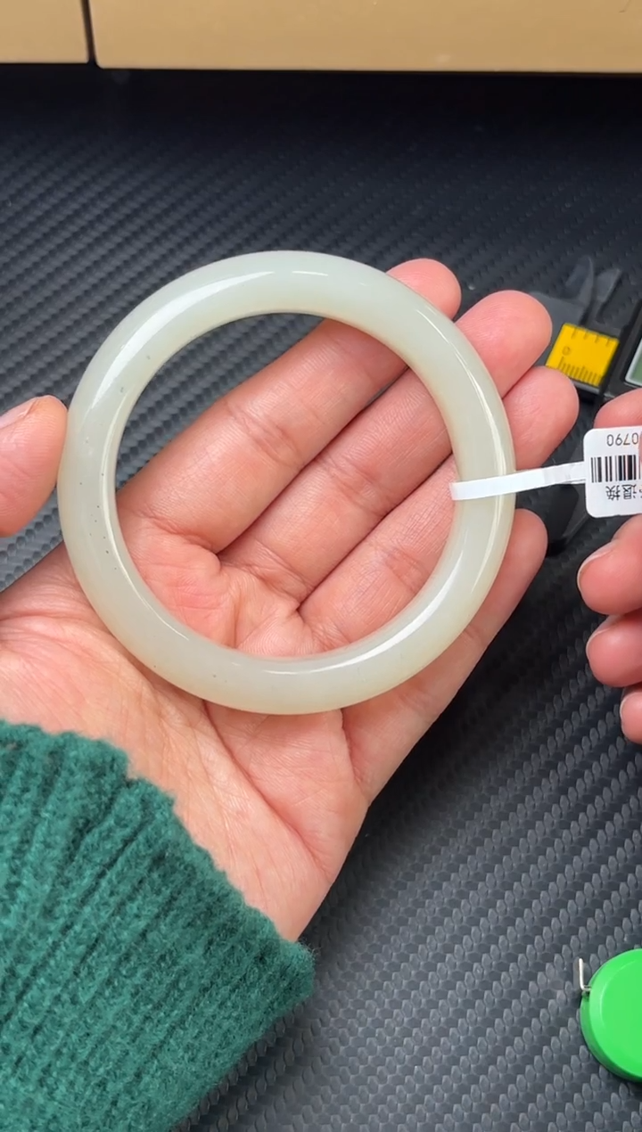 未镶嵌手镯和田玉和田黑山微色差57+Mm