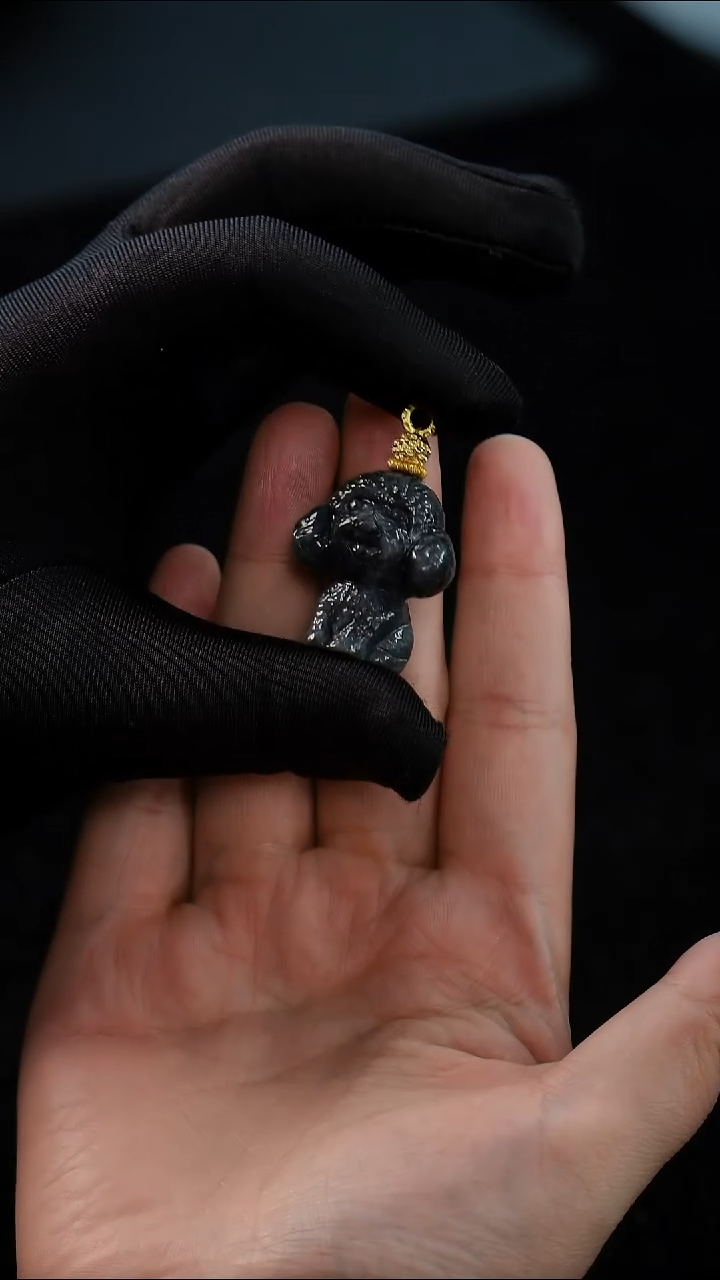 翡翠未镶嵌颈饰泰迪