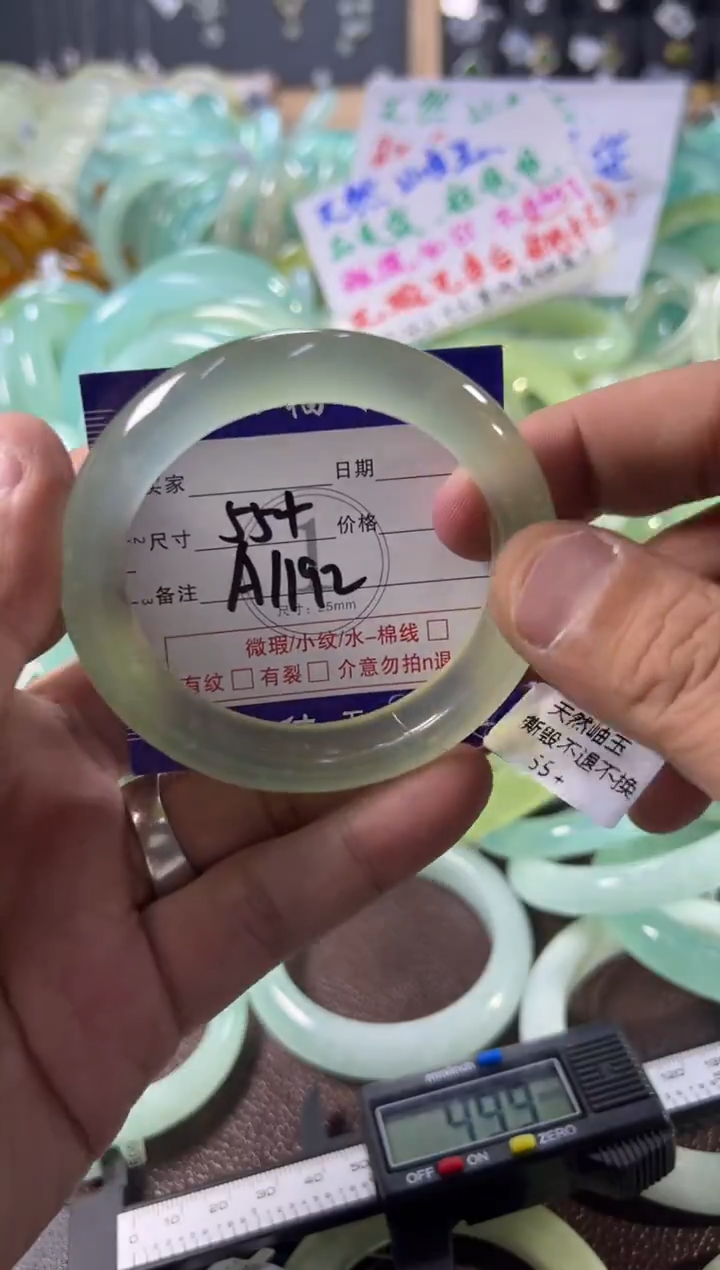 未镶嵌蛇纹石玉手镯1