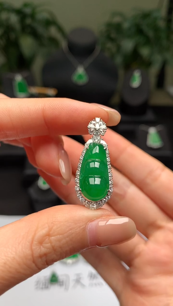 颈饰18K金镶嵌翡翠福豆