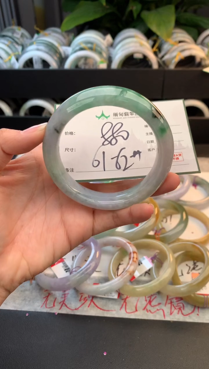 未镶嵌定制翡翠小*人毛货需精细抛光+多人