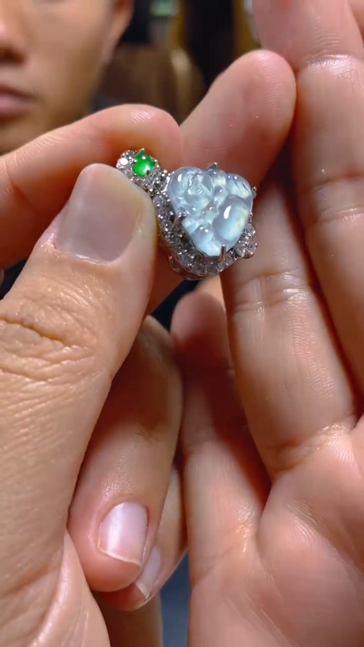 【闪购商品】翡翠吊坠(赠链)未镶嵌0330320085多样性发一