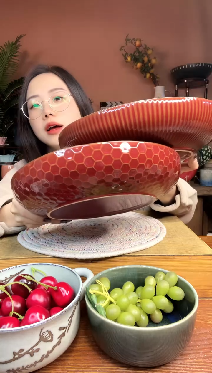 陶瓷9.7英寸红色大深盘 2件 微瑕疵