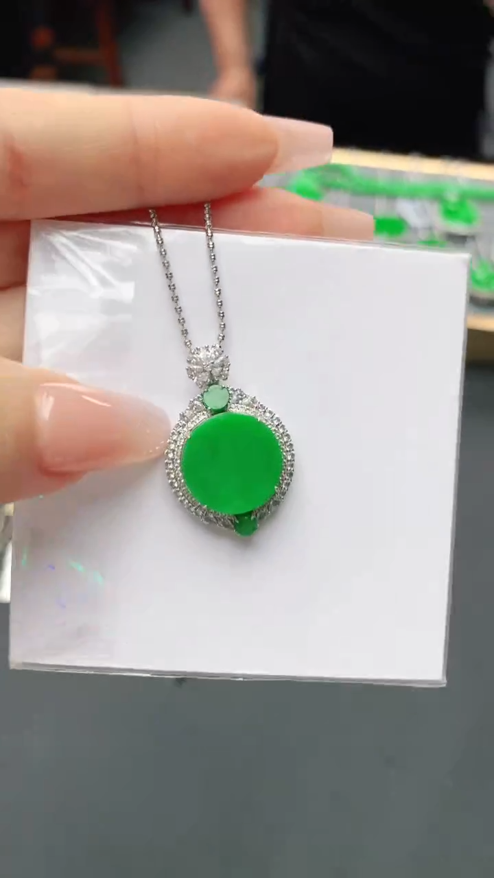 【闪购商品】翡翠颈饰18K金镶嵌赠礼盒证书