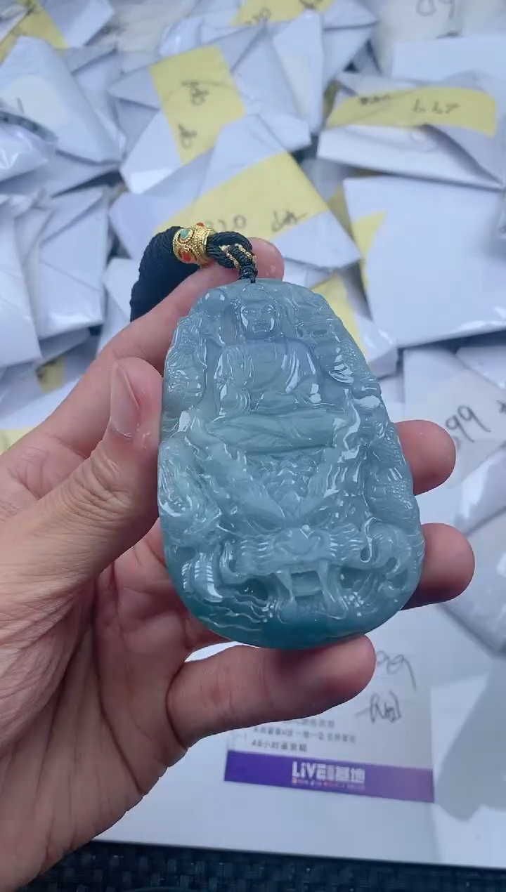 翡翠未镶嵌颈饰          