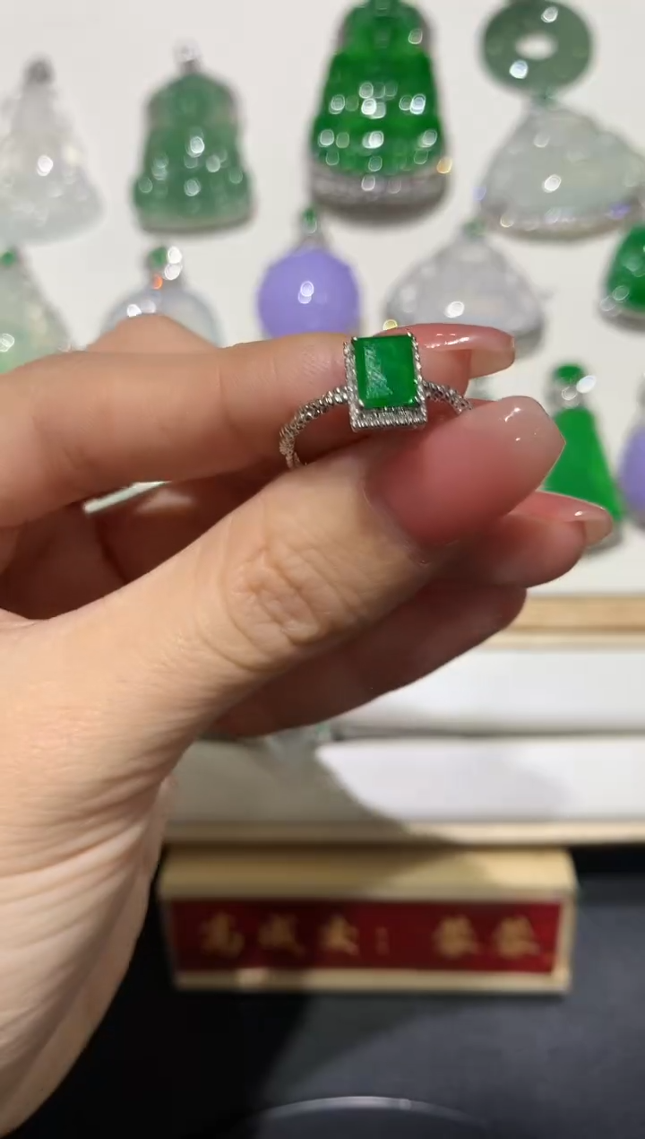 【闪购商品】翡翠吊坠(不含链)18K金镶嵌团购4