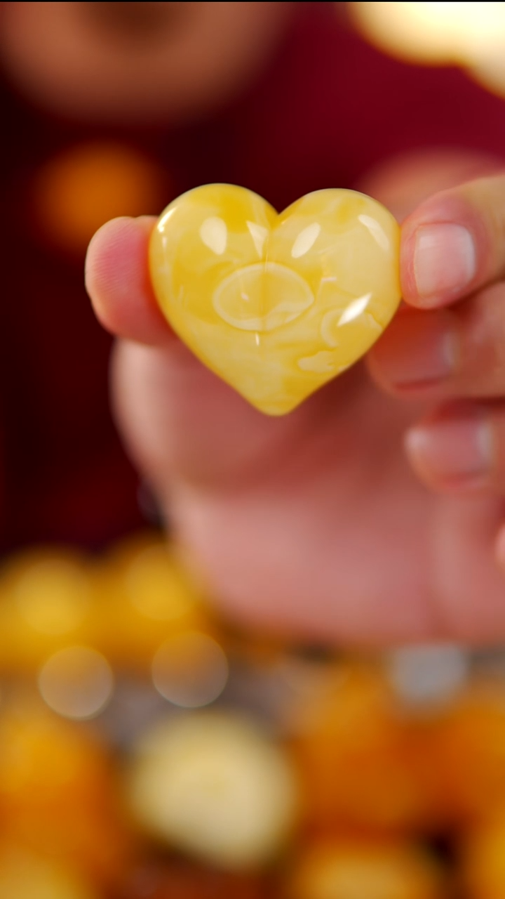 裸石琥珀未镶嵌乌料黄白花爱心16.98