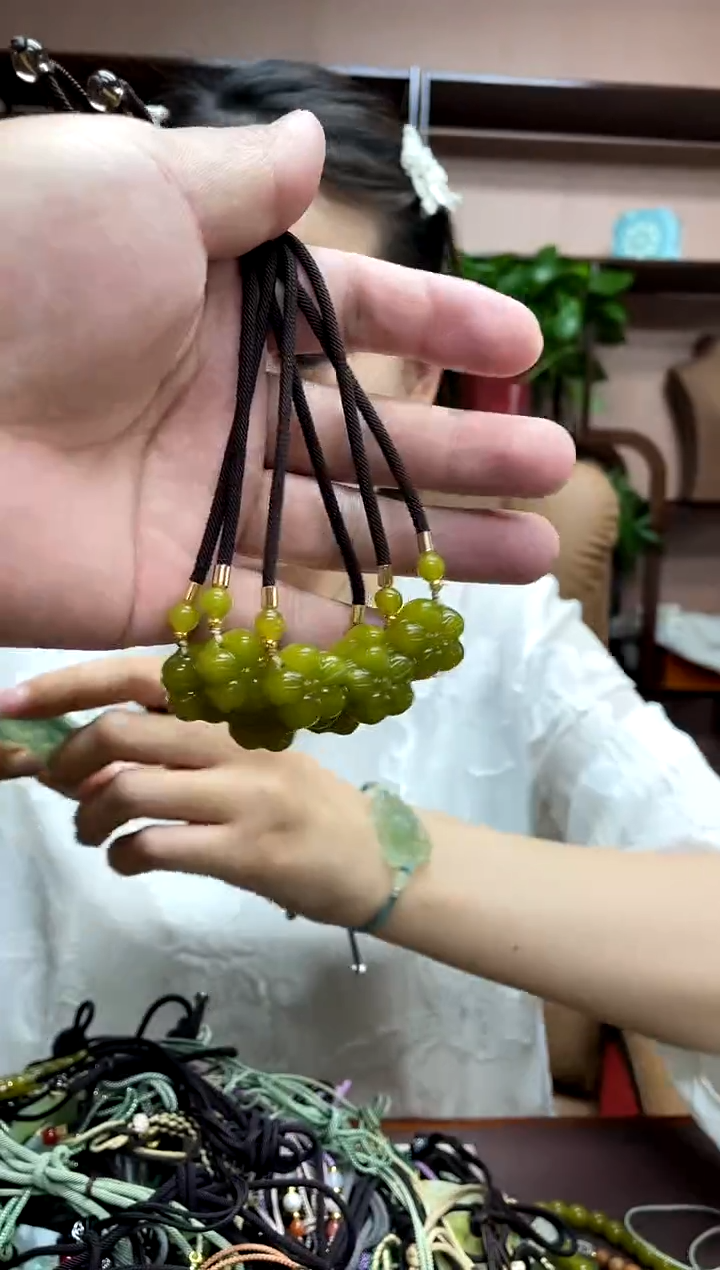 岫玉未镶嵌颈饰多样性发货发其中之一