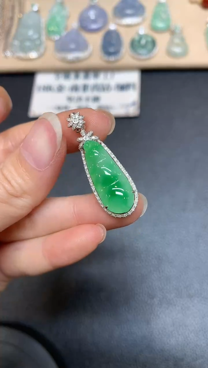 【闪购商品】翡翠颈饰18K金镶嵌福豆【无服务费