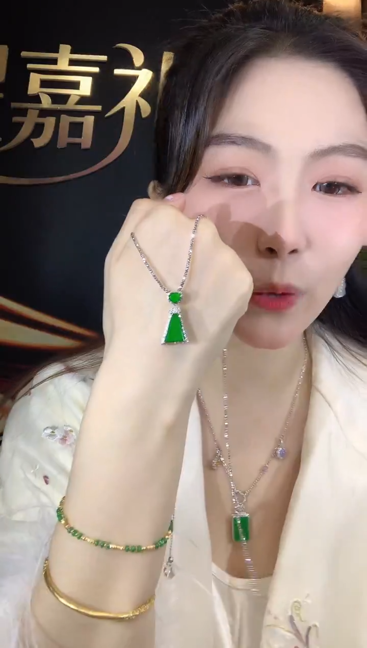 吊坠(不含链)18K金镶嵌翡翠A6翡翠多样性发一件