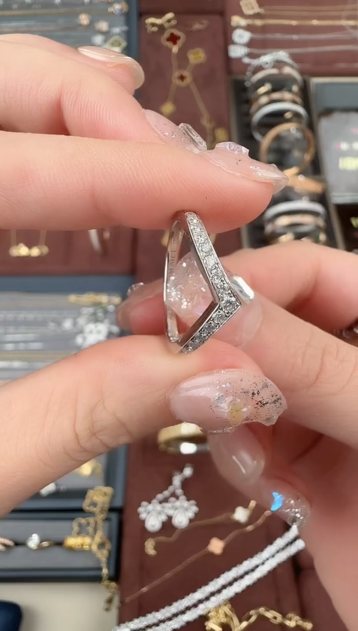 【闪购商品】钻石戒指18K金镶嵌皇冠戒指（13圈口）