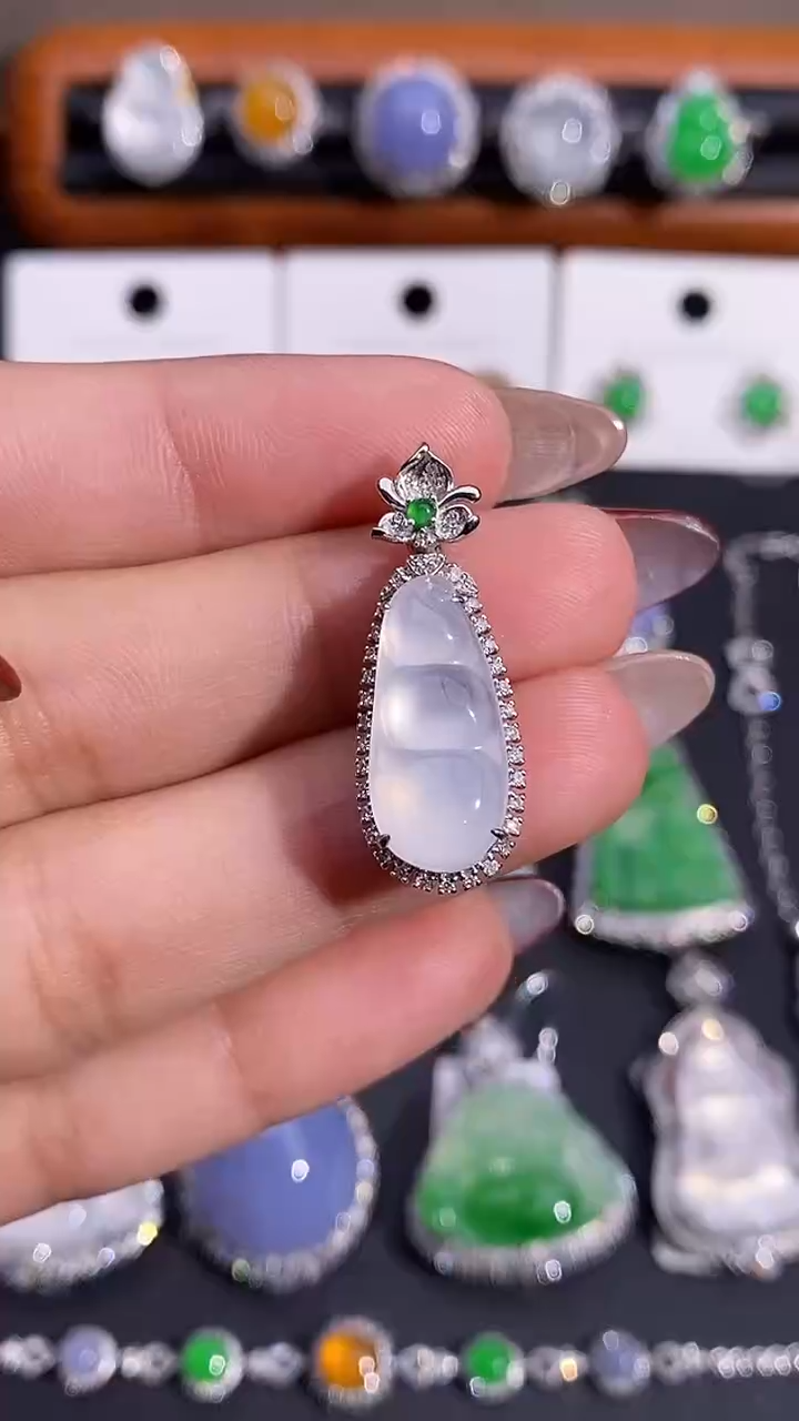 【闪购商品】翡翠颈饰18K金镶嵌吊坠