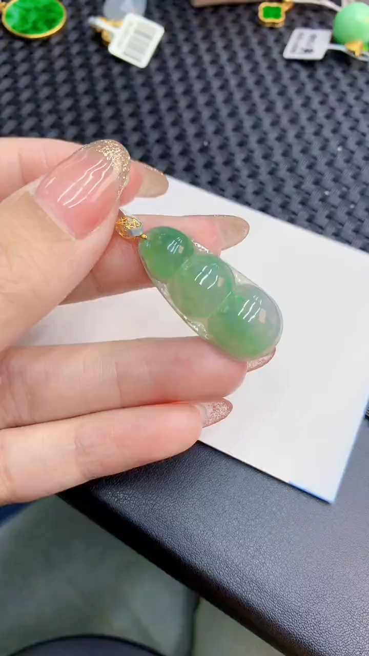 翡翠18K金镶嵌颈饰            8
