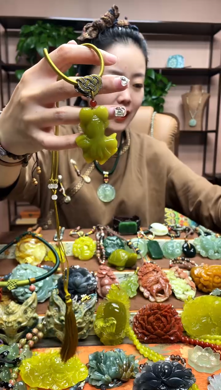 未镶嵌岫玉颈饰多样性发货发其中之一