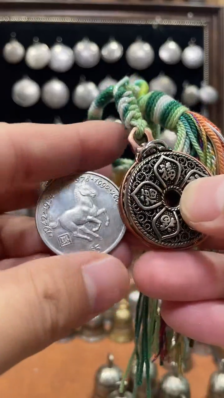 ?**?马圆铃加绿色流苏加六字真言