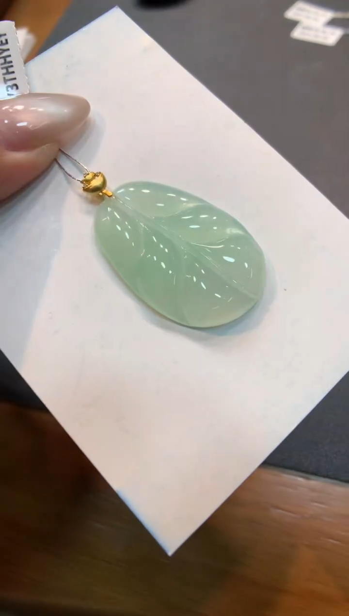 翡翠18K金镶嵌颈饰叶子