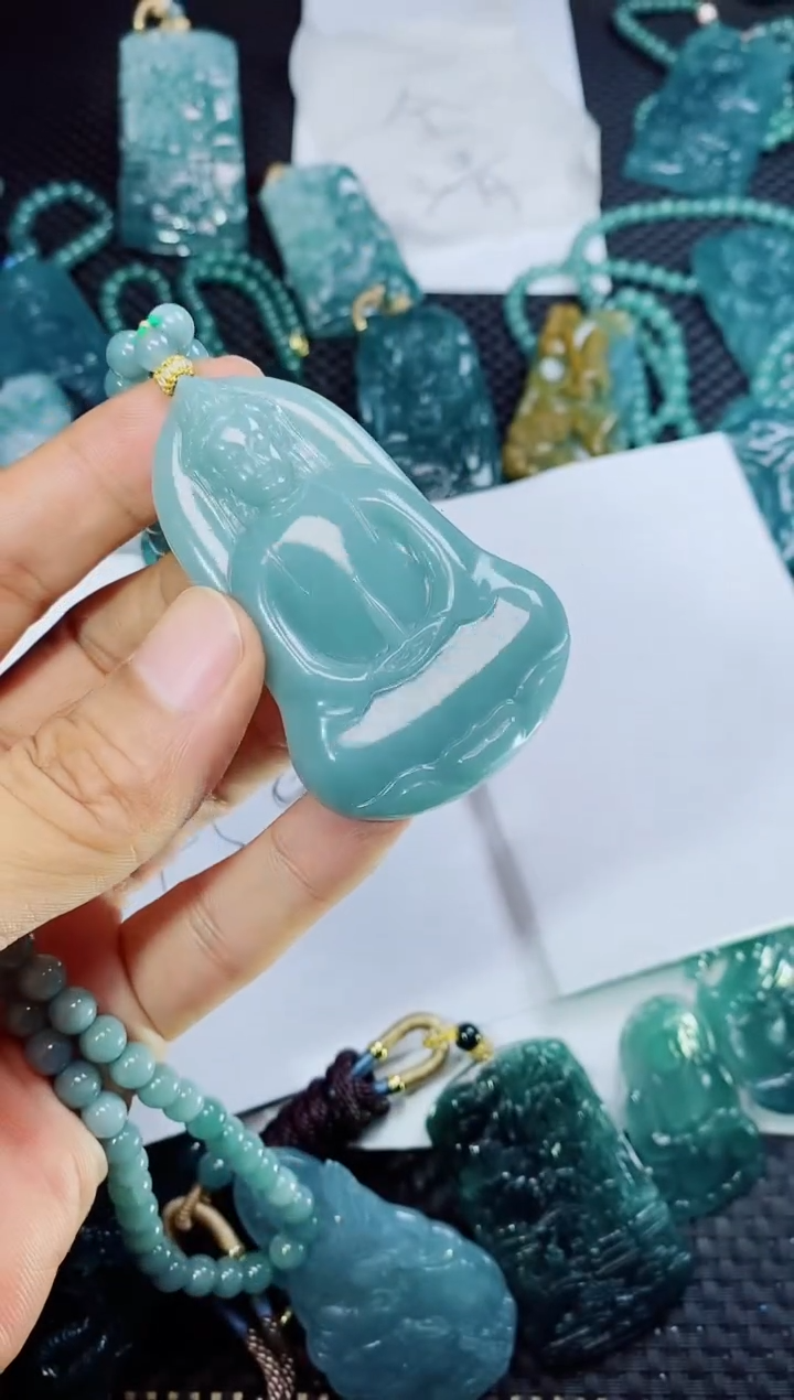 翡翠未镶嵌颈饰          