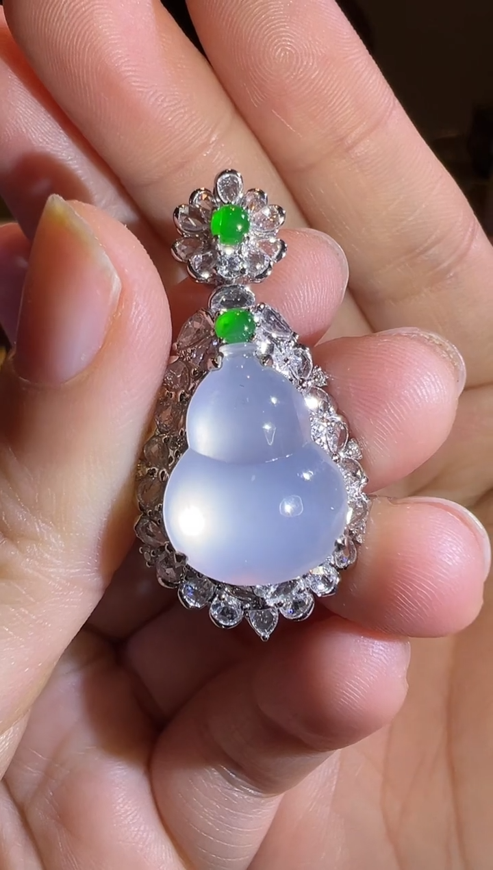 【闪购商品】翡翠吊坠(赠链)18K金镶嵌玻璃种极光白葫芦吊坠