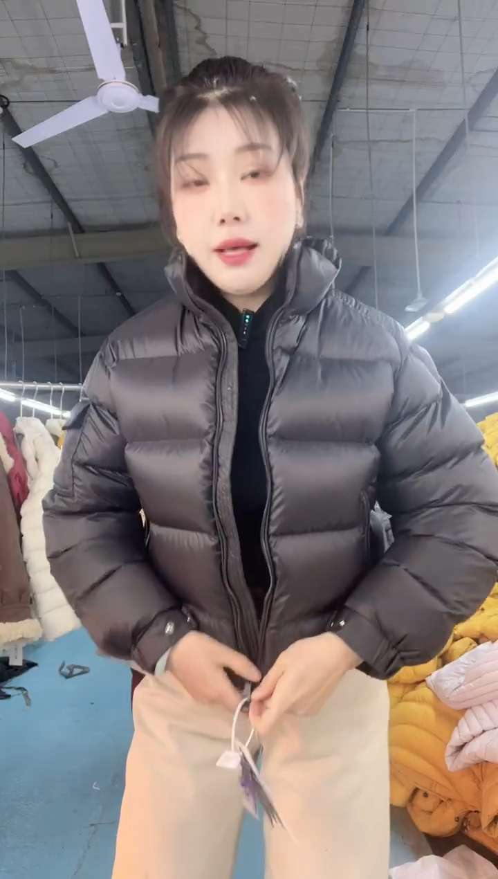 鹅绒羽绒服自己备注颜色，有黑色和粉色