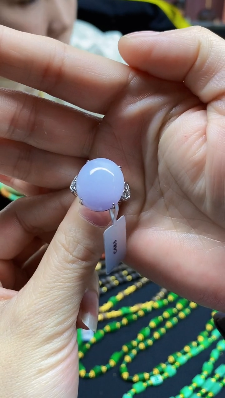 颈饰未镶嵌翡翠戒指