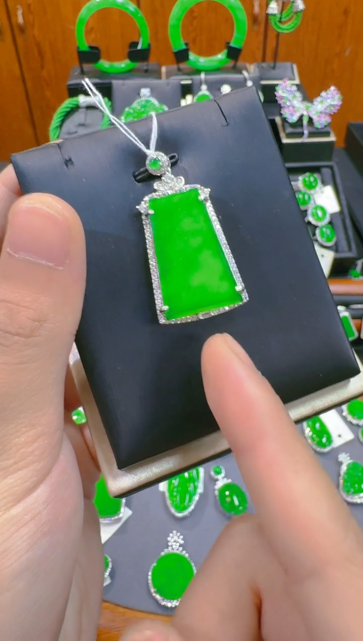 【闪购商品】翡翠吊坠(赠链)银S925镶嵌天然A货翡翠