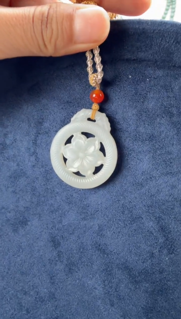 吊坠(赠链)未镶嵌和田玉吊坠