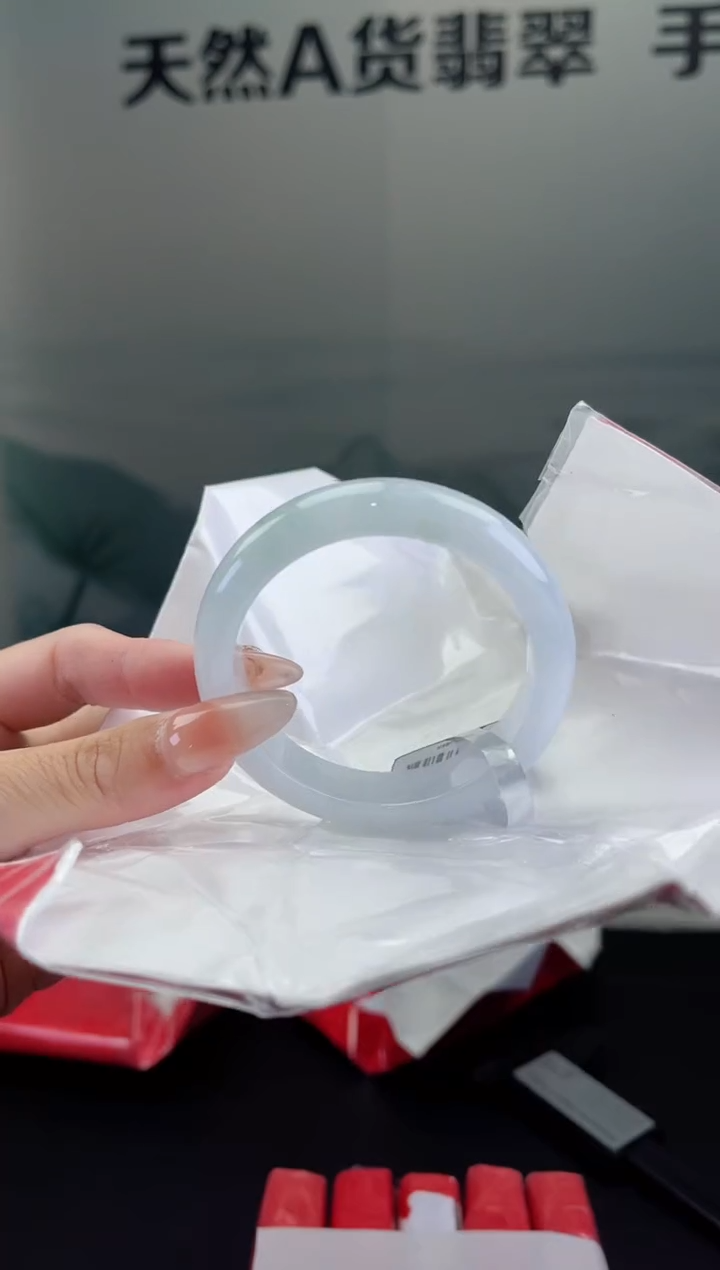 翡翠手镯未镶嵌翡翠手镯