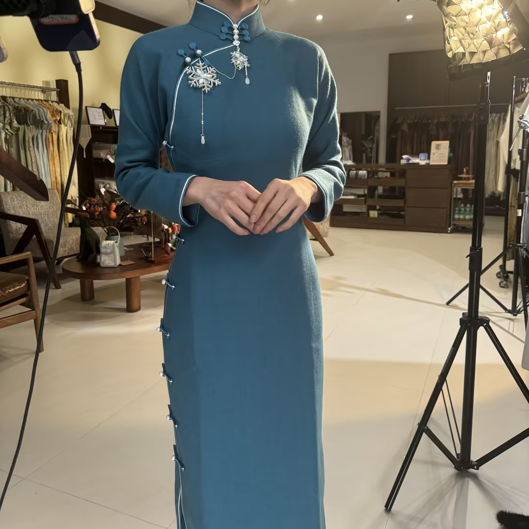 雪绒花/ 华姨旗袍2025新款羊毛秋冬季湖蓝色古法全开襟长款