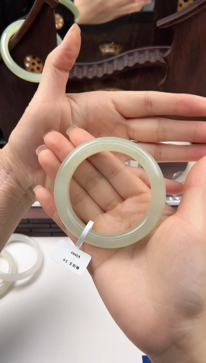 【闪购商品】和田玉手镯未镶嵌56