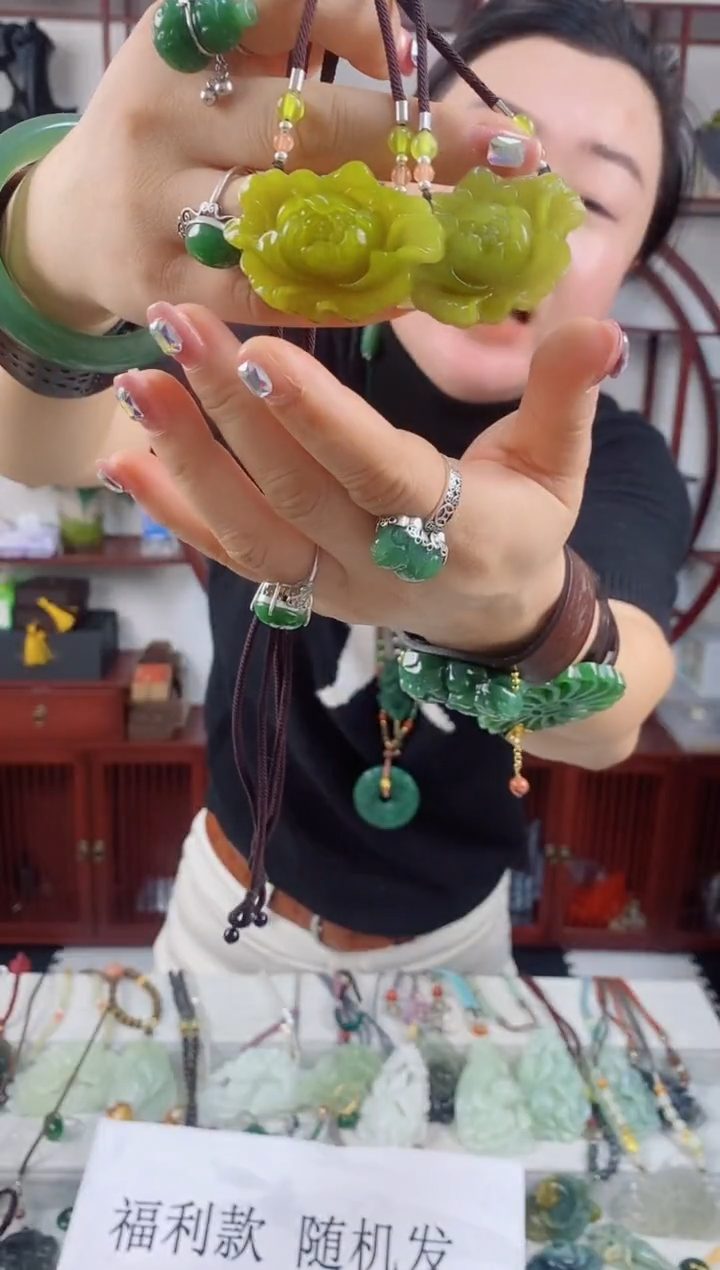 未镶嵌岫玉颈饰1