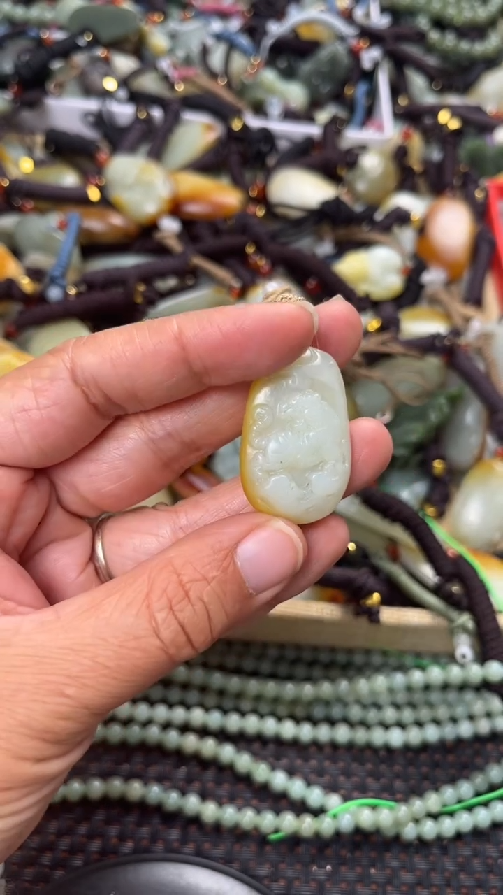 【闪购商品】和田玉颈饰未镶嵌多样性发货没有证书拍一发一有瑕