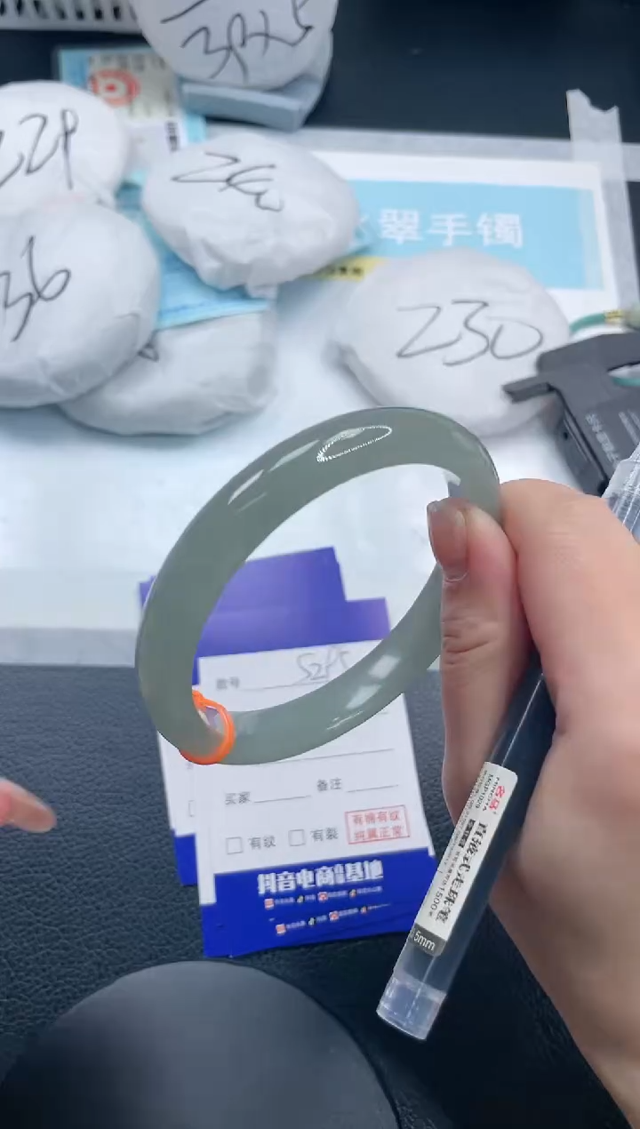 【闪购商品】石英质玉手镯未镶嵌7S295-62