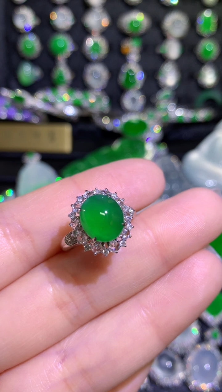 【闪购商品】翡翠戒指18K金镶嵌高冰满绿蛋面