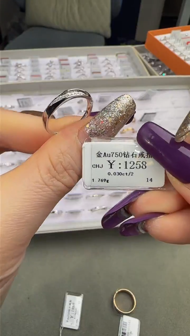 【闪购商品】钻石戒指/指环18K金镶嵌108000