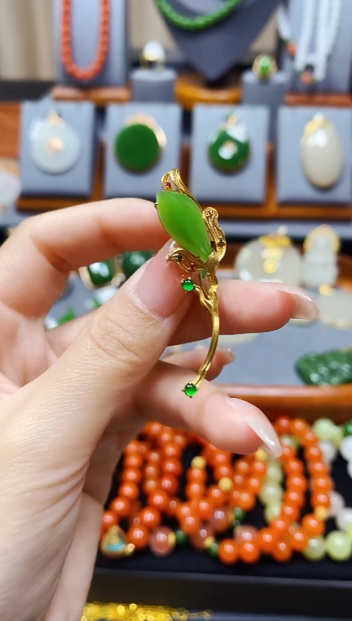 【闪购商品】和田玉苹果绿胸针饰品18K金镶嵌*