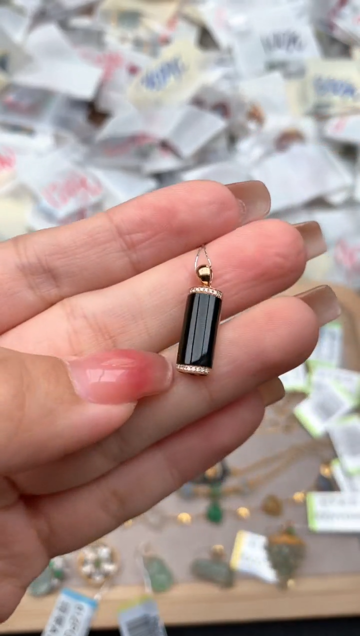 18K金镶嵌挂件翡翠1