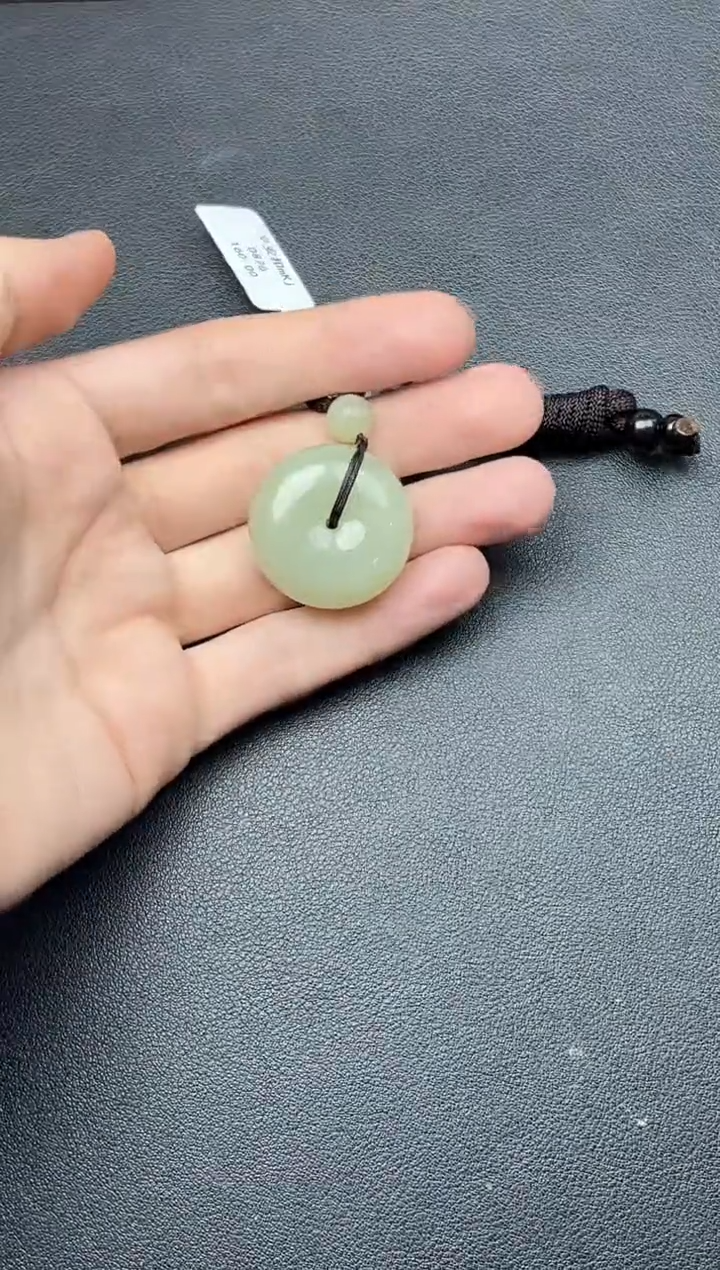 吊坠(赠链)未镶嵌和田玉且末微色差迪克兰二细平安扣