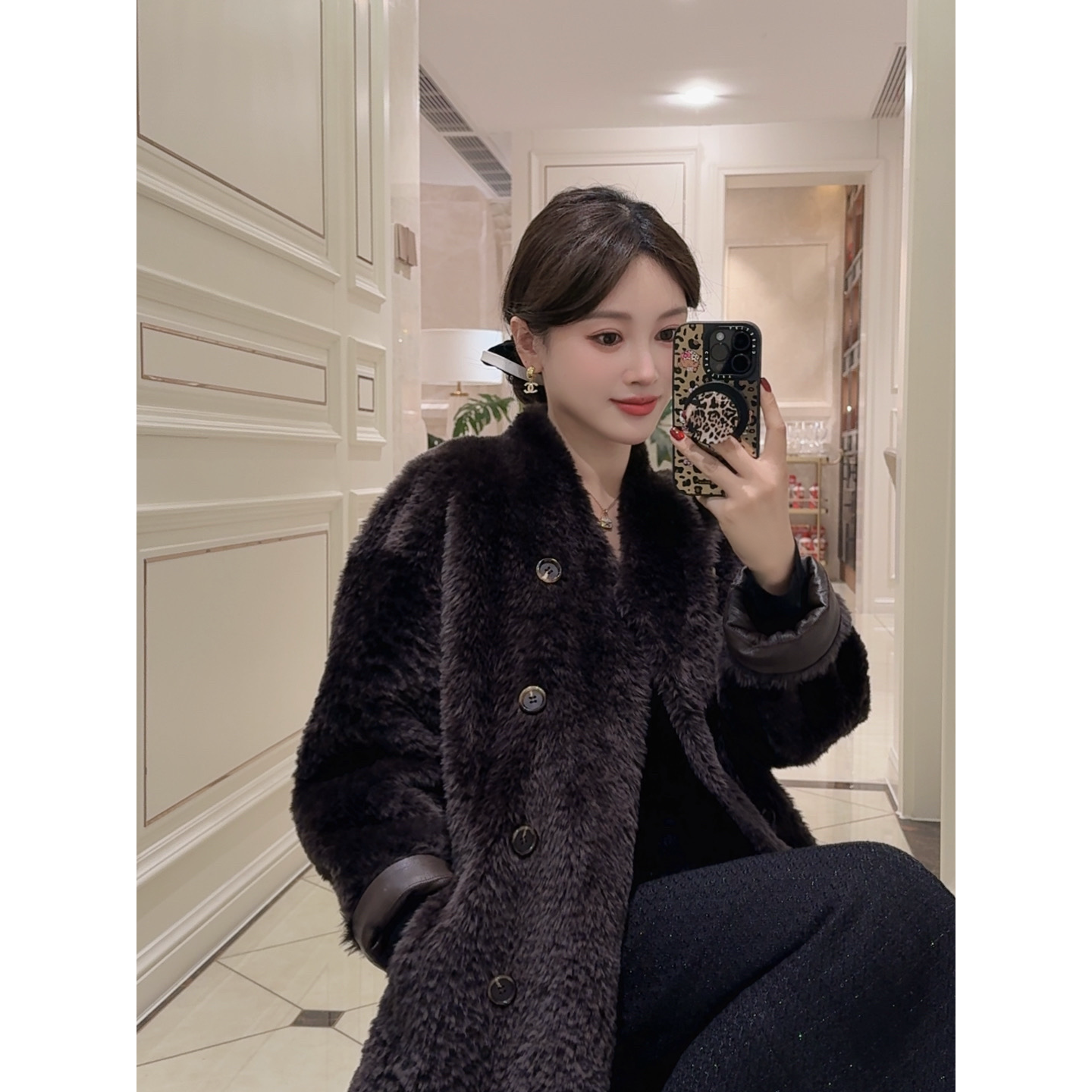 【曼文kiki】冬日奢享 率性乌木棕皮毛一体外套  25Q1318
