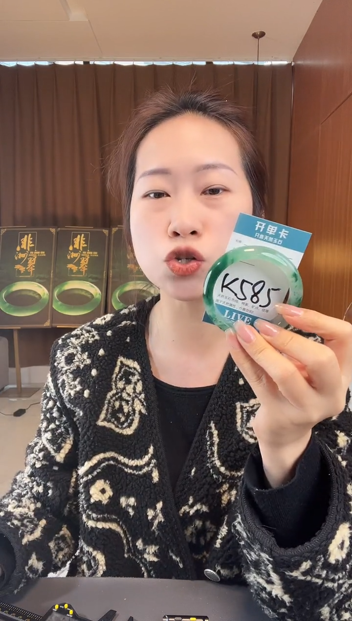 【闪购商品】石英质玉手镯未镶嵌非洲翠