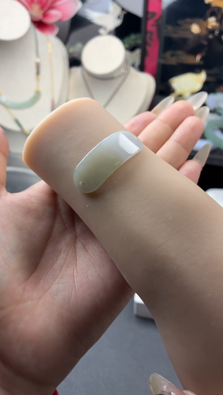 翡翠未镶嵌颈饰9号手牌