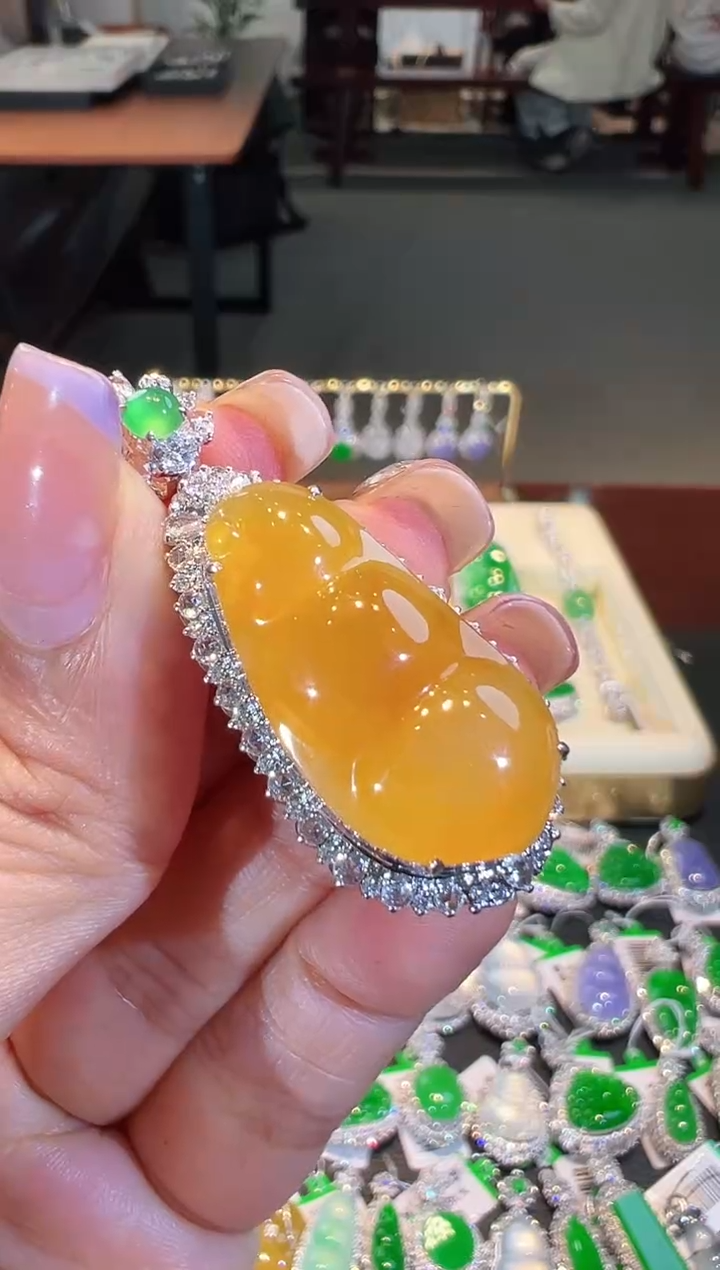 【闪购商品】翡翠吊坠(不含链)18K金镶嵌翡翠