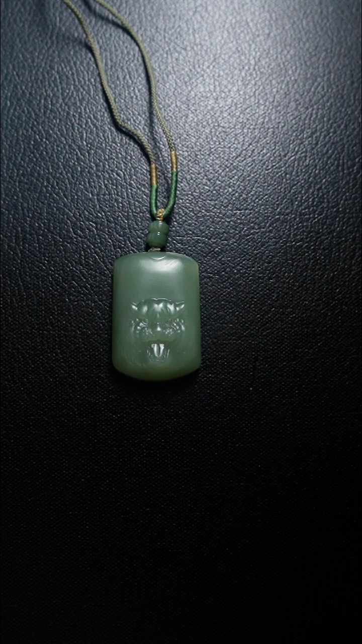 颈饰未镶嵌和田玉虎牌