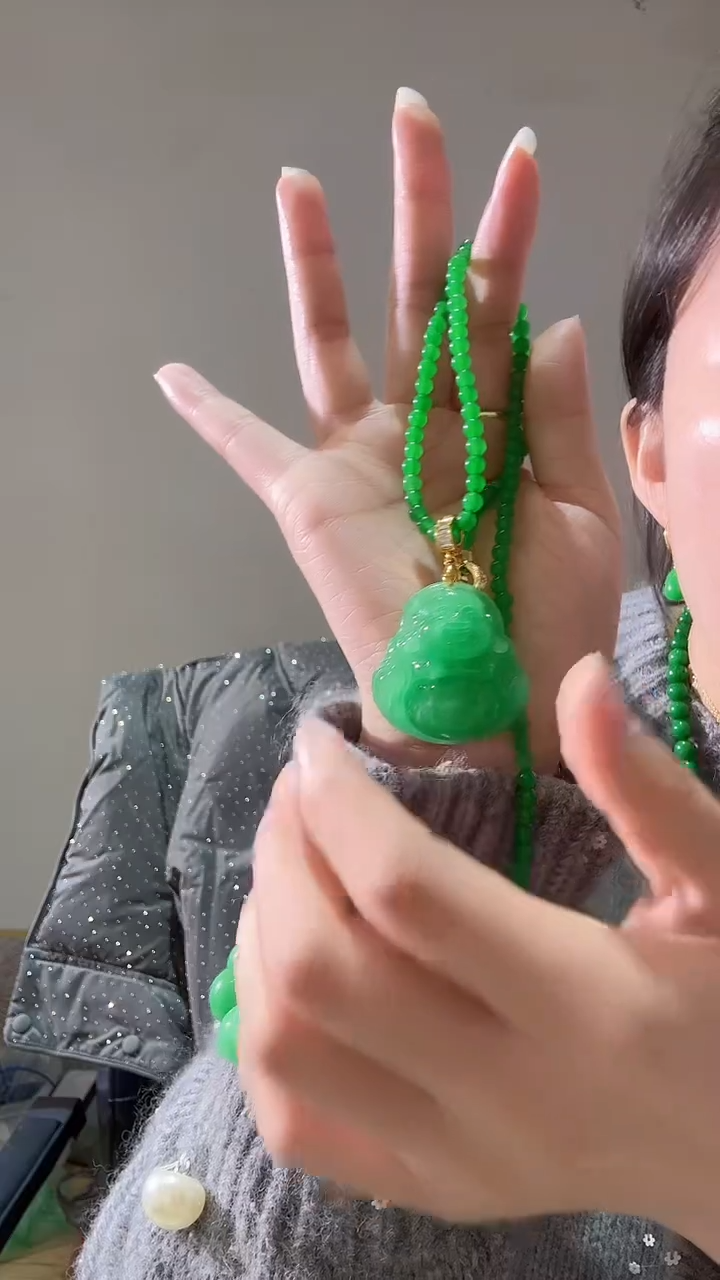 颈饰未镶嵌翡翠佛一套