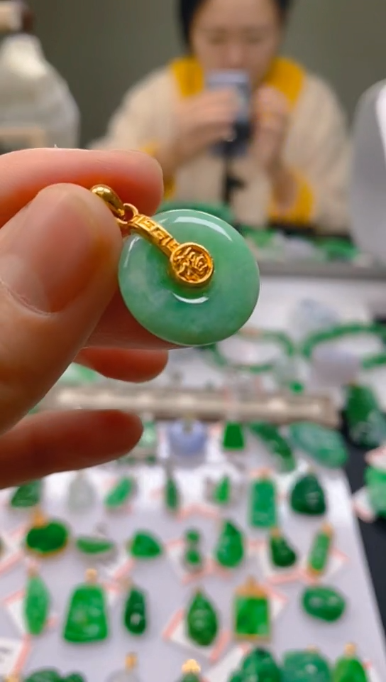 【闪购商品】翡翠颈饰18K金镶嵌天然翡翠A货，支持复检